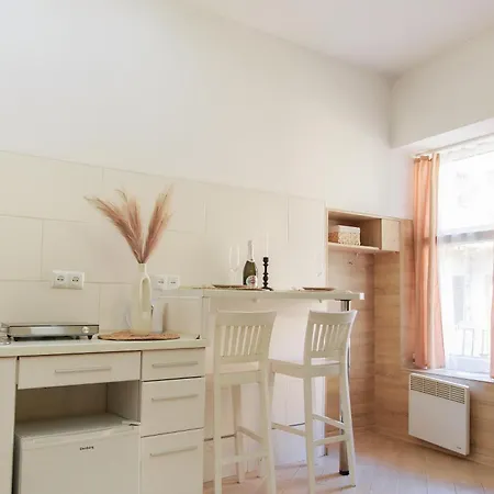 Apartment Smart Apartments! невелика з ремонтом в центрі *